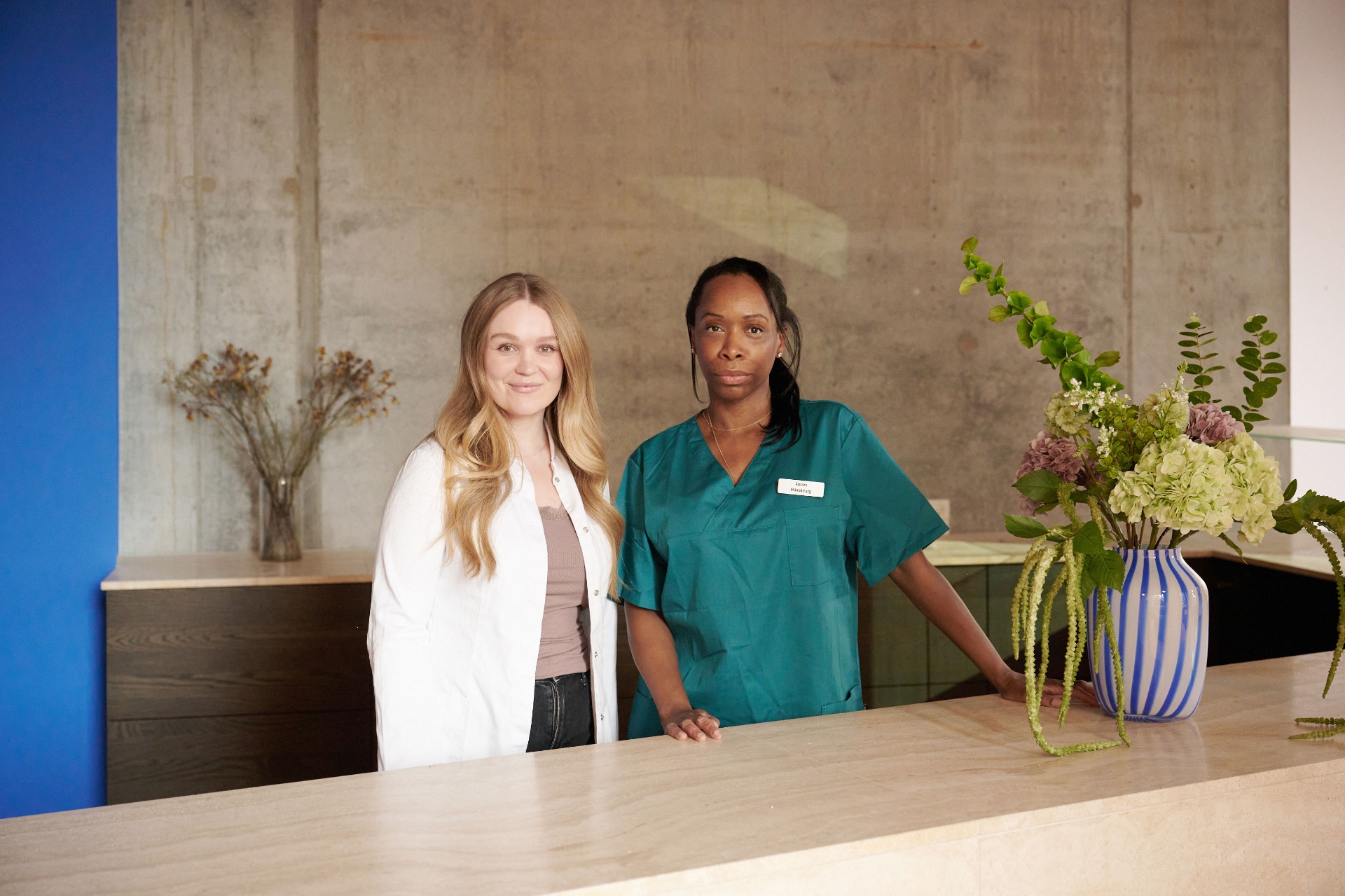 Personalet ved recepionen hos Maison La Vue klar til salonaften